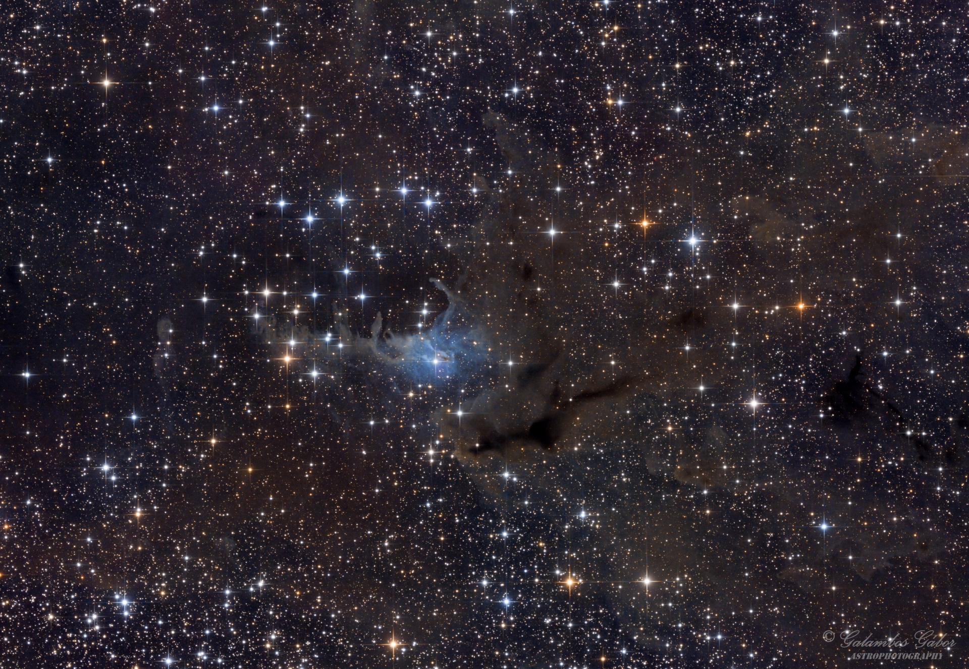 Színpompás nyílt csillaghalmaz és reflexiós köd (NGC 225 és vdB 4) a Cassiopeia csillagképben