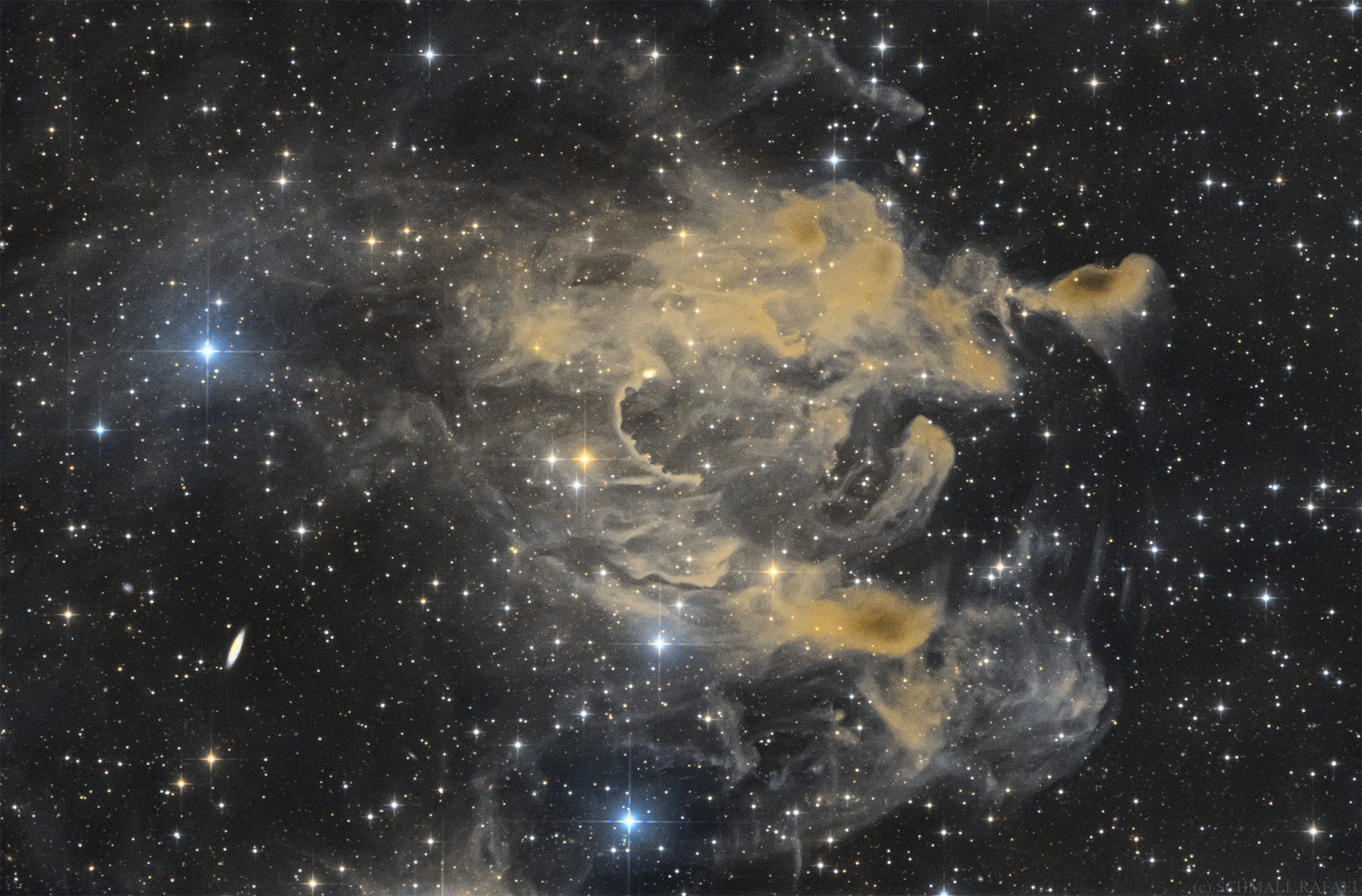 LBN 762 - A részeges sárkány-köd - First Light