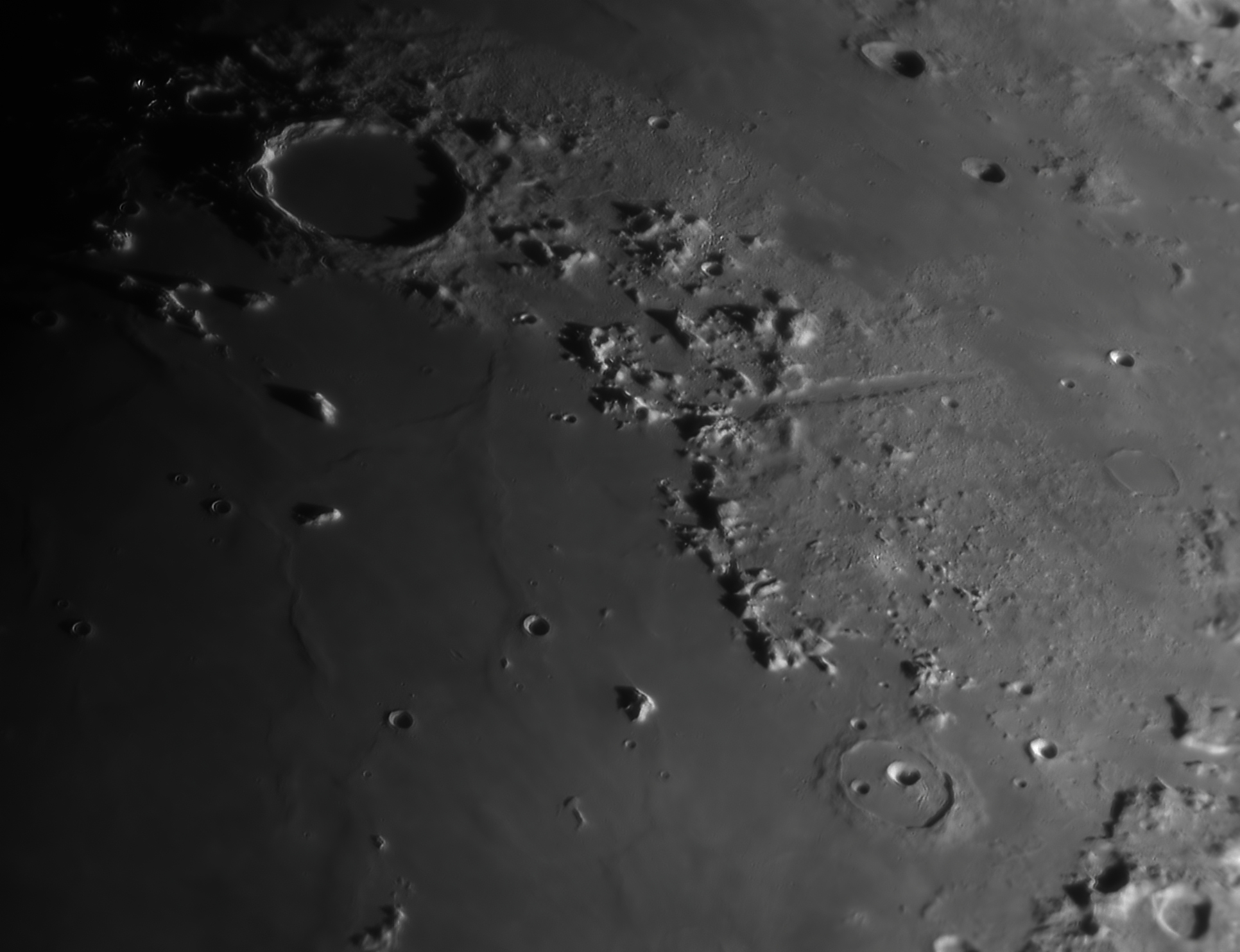 A Plato-kráter, a Cassini-kráter és a Vallis Alpes